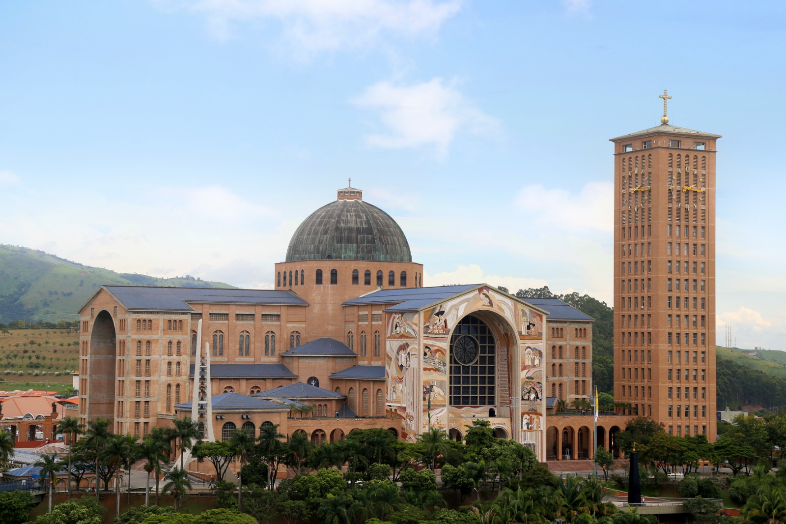 FESTA DA PADROEIRA DE APARECIDA DEVE ATRAIR 450 MIL VISITANTES E MOVIMENTAR R$ 168 MILHÕES