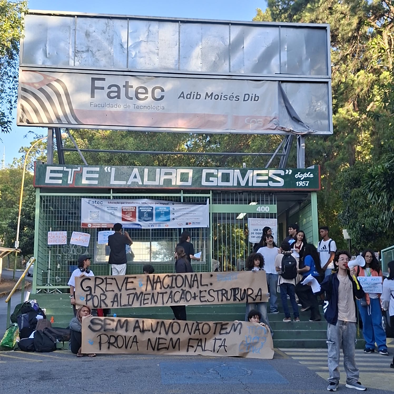 ALUNOS DA ETEC LAURO GOMES ADEREM À GREVE NACIONAL NA TARDE DESTA QUARTA-FEIRA