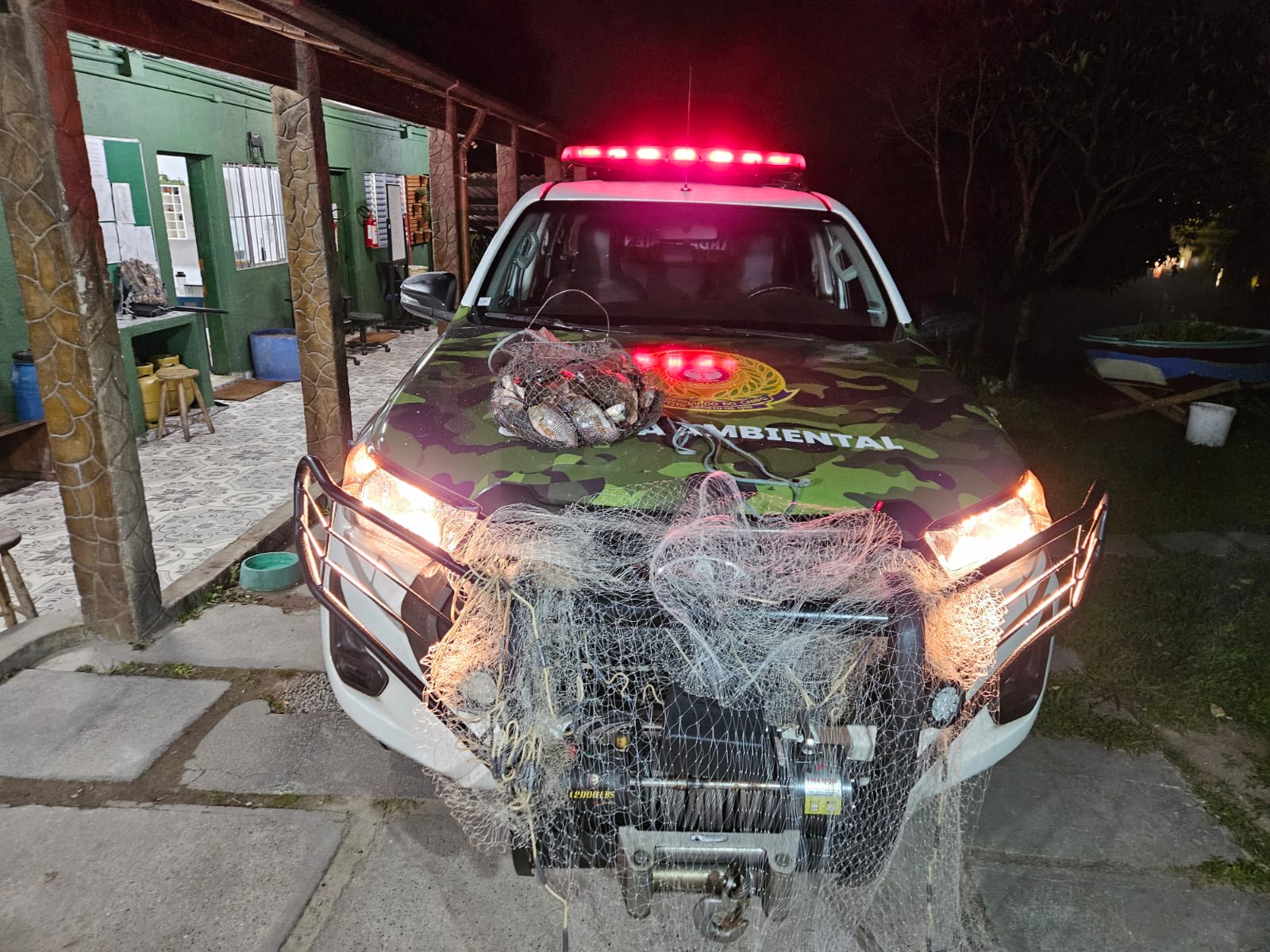 GUARDA AMBIENTAL FLAGRA PESCA PREDATÓRIA NA REPRESA BILLINGS E APREENDE 15 KG DE PEIXES