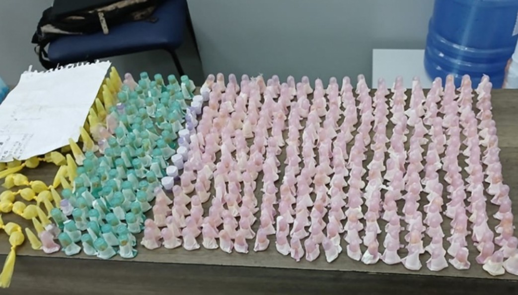 GCM DE MOGI PRENDE SUSPEITO EM ESGOTO E APREENDE MAIS DE MIL PORÇÕES DE DROGAS NA VILA NATAL