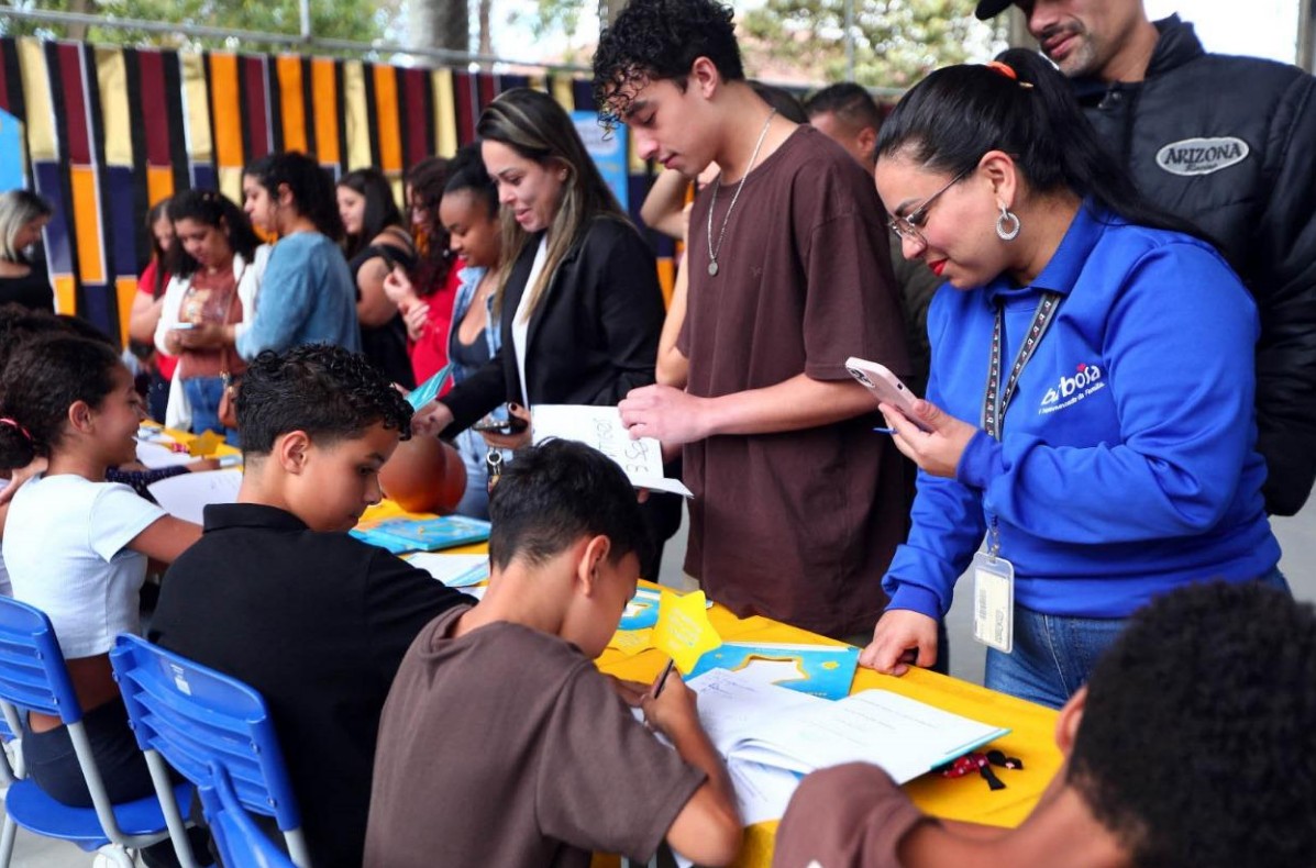 LANÇAMENTO LITERÁRIO EM GUARULHOS: ALUNOS ESCREVEM LIVROS AUTORAIS COM TEMÁTICA ANTIRRACISTA