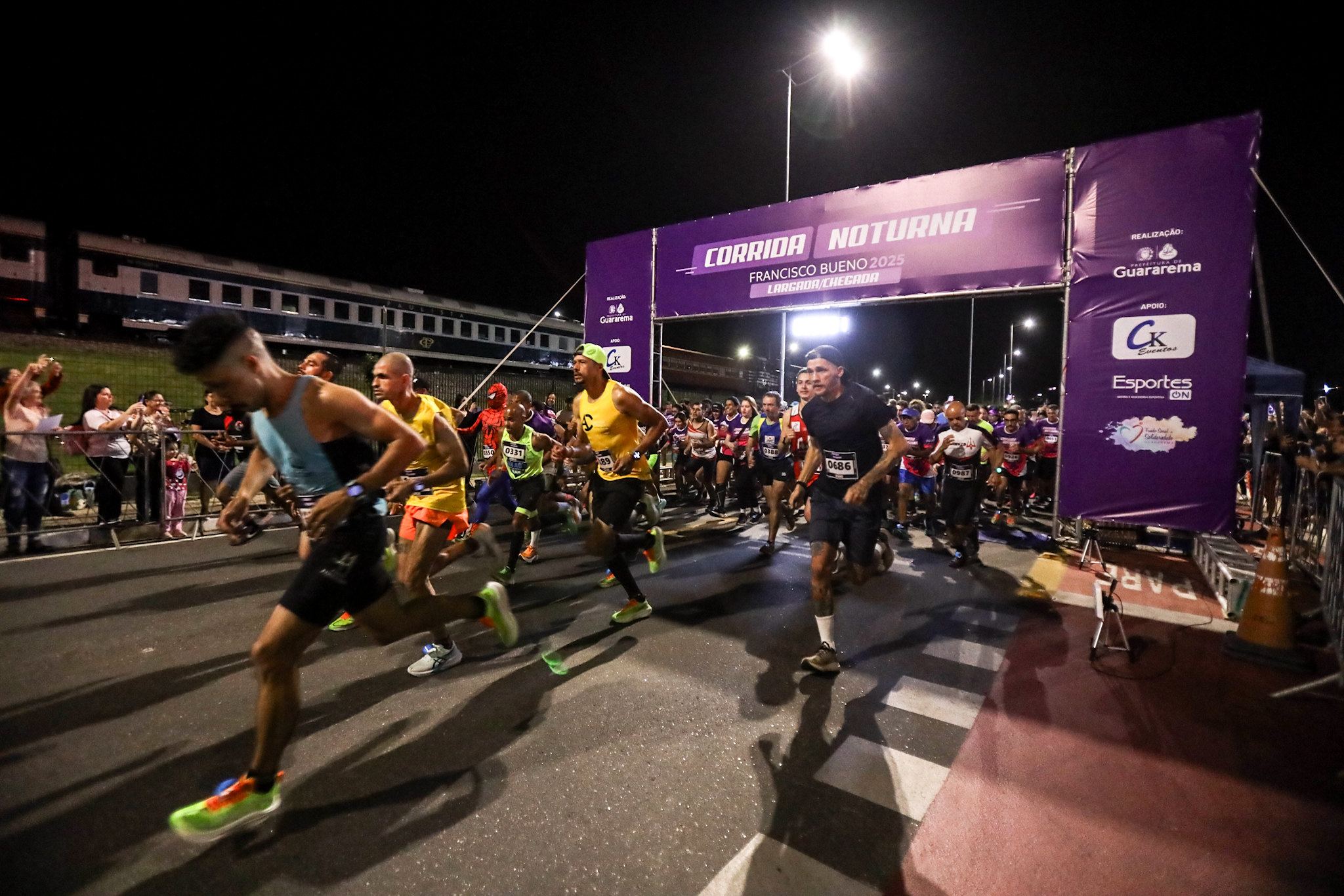 GUARAREMA BATE RECORDE COM 1,2 MIL PARTICIPANTES NA CORRIDA NOTURNA FRANCISCO BUENO