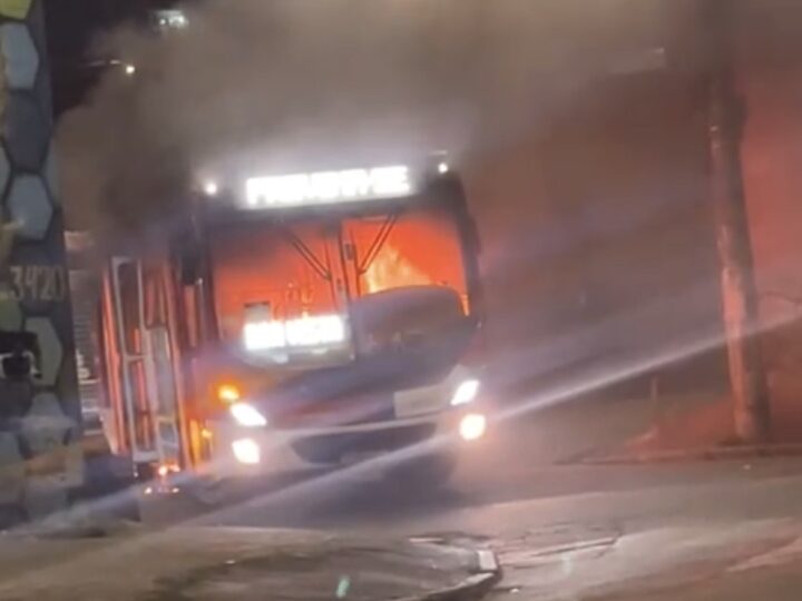 CRIMINOSOS EM MOTOS INCENDEIAM ÔNIBUS EM MAUÁ APÓS CONFRONTO POLICIAL