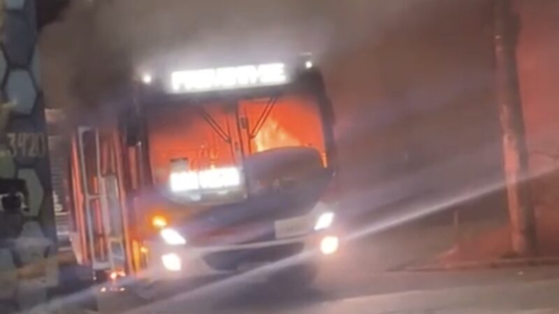 CRIMINOSOS EM MOTOS INCENDEIAM ÔNIBUS EM MAUÁ APÓS CONFRONTO POLICIAL