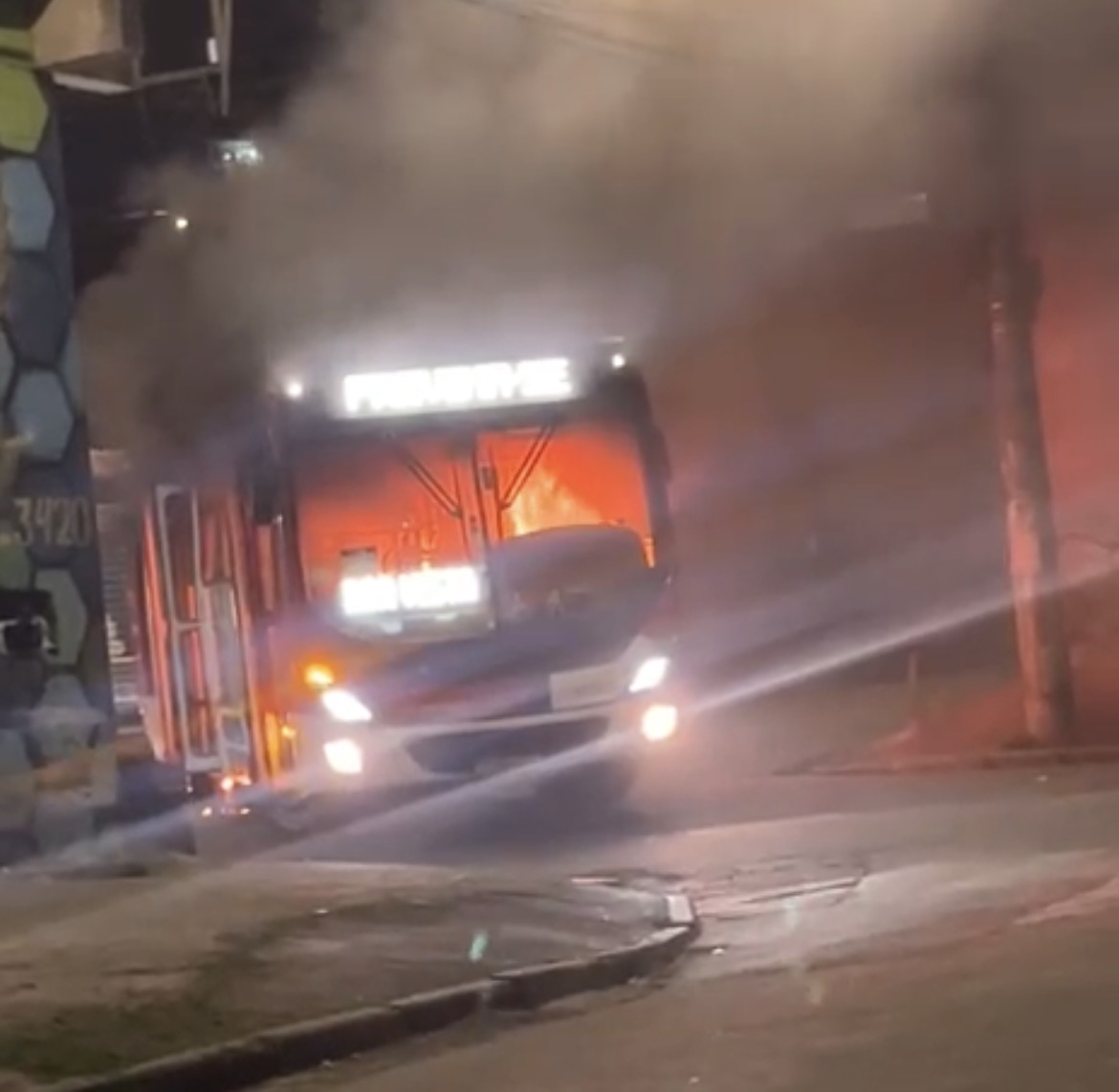CRIMINOSOS EM MOTOS INCENDEIAM ÔNIBUS EM MAUÁ APÓS CONFRONTO POLICIAL