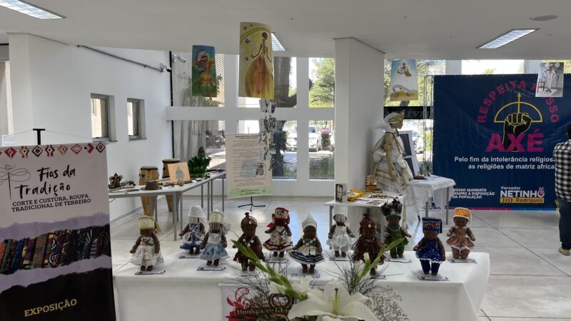 EXPOSIÇÃO NA CÂMARA DE SÃO BERNARDO CELEBRA O DIA DO AXÉ E O RESPEITO À DIVERSIDADE RELIGIOSA