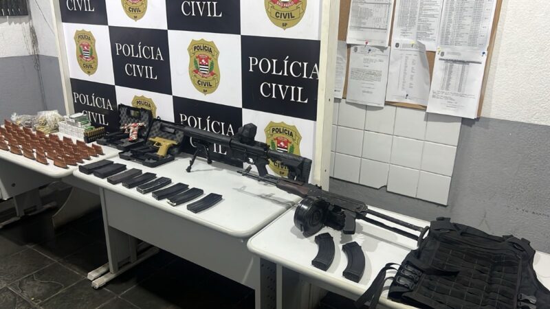 POLÍCIA CIVIL DESMONTA DEPÓSITO DE ARMAS DE FACÇÃO EM GUARUJÁ E APREENDE FUZIS E MAIS DE MIL MUNIÇÕES