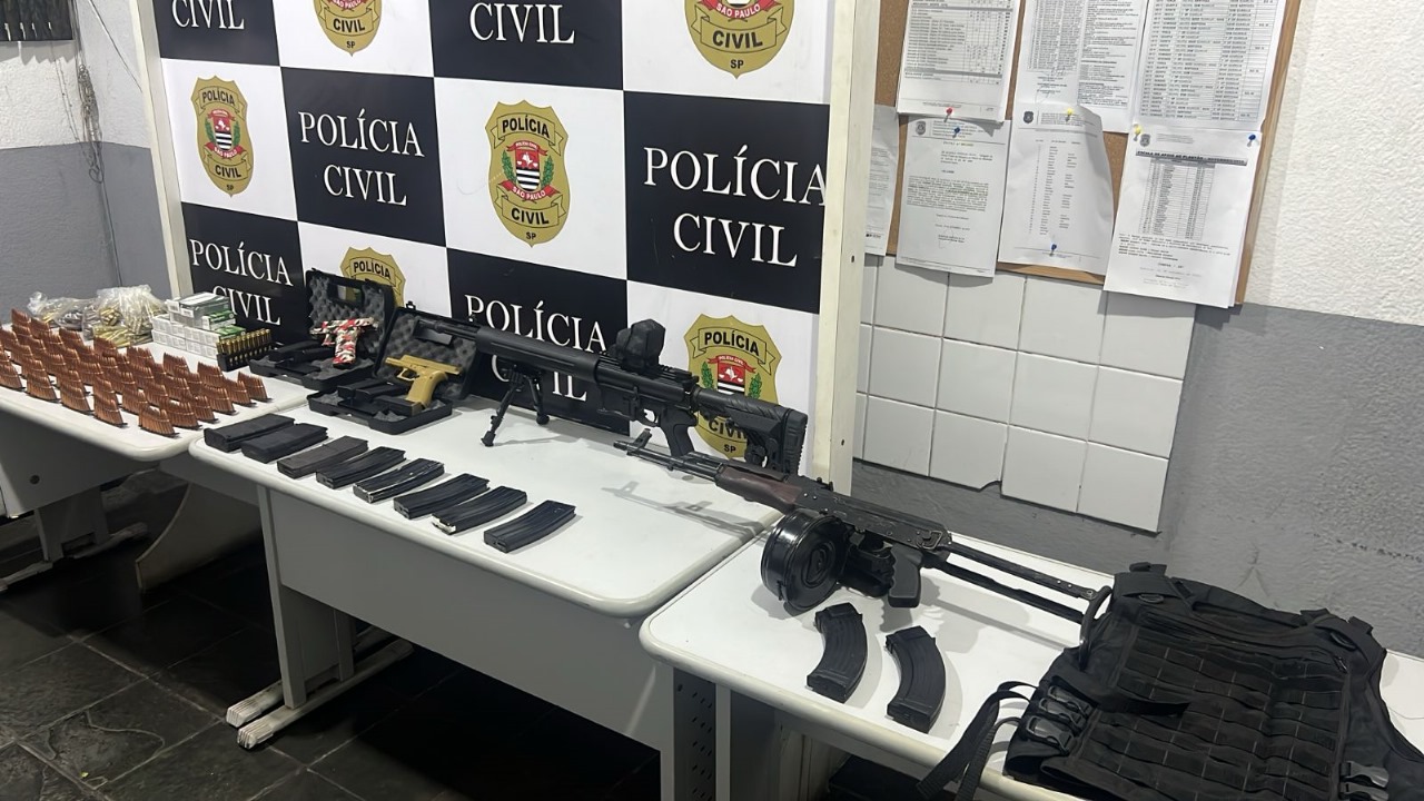 POLÍCIA CIVIL DESMONTA DEPÓSITO DE ARMAS DE FACÇÃO EM GUARUJÁ E APREENDE FUZIS E MAIS DE MIL MUNIÇÕES