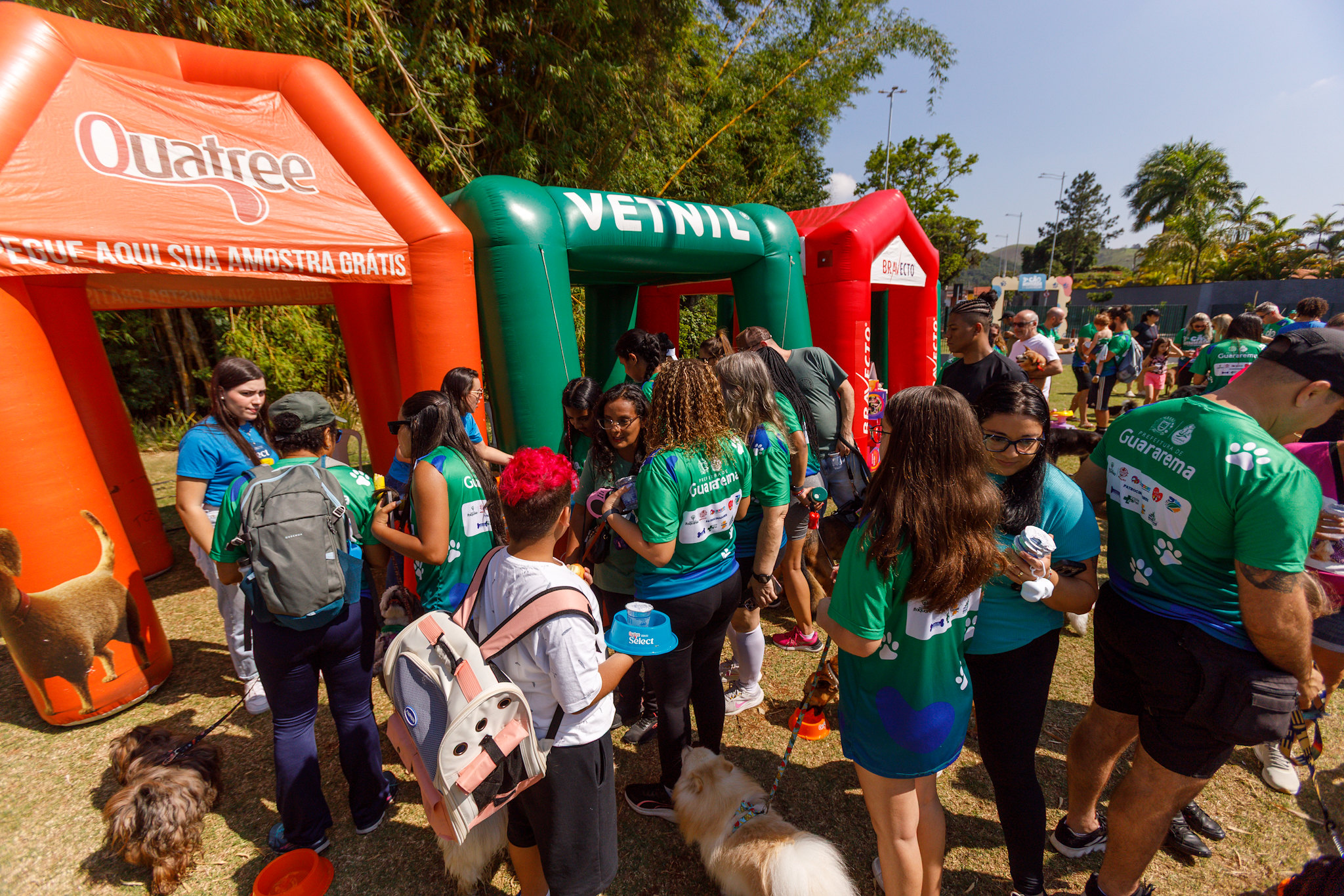 3ª CÃO-MINHADA DE GUARAREMA REÚNE MAIS DE 100 DUPLAS E ARRECADA 200 KG DE RAÇÃO