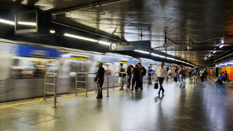 METRÔ DE SÃO PAULO INICIA OPERAÇÃO 24 HORAS AOS SÁBADOS COM ALTA PROCURA