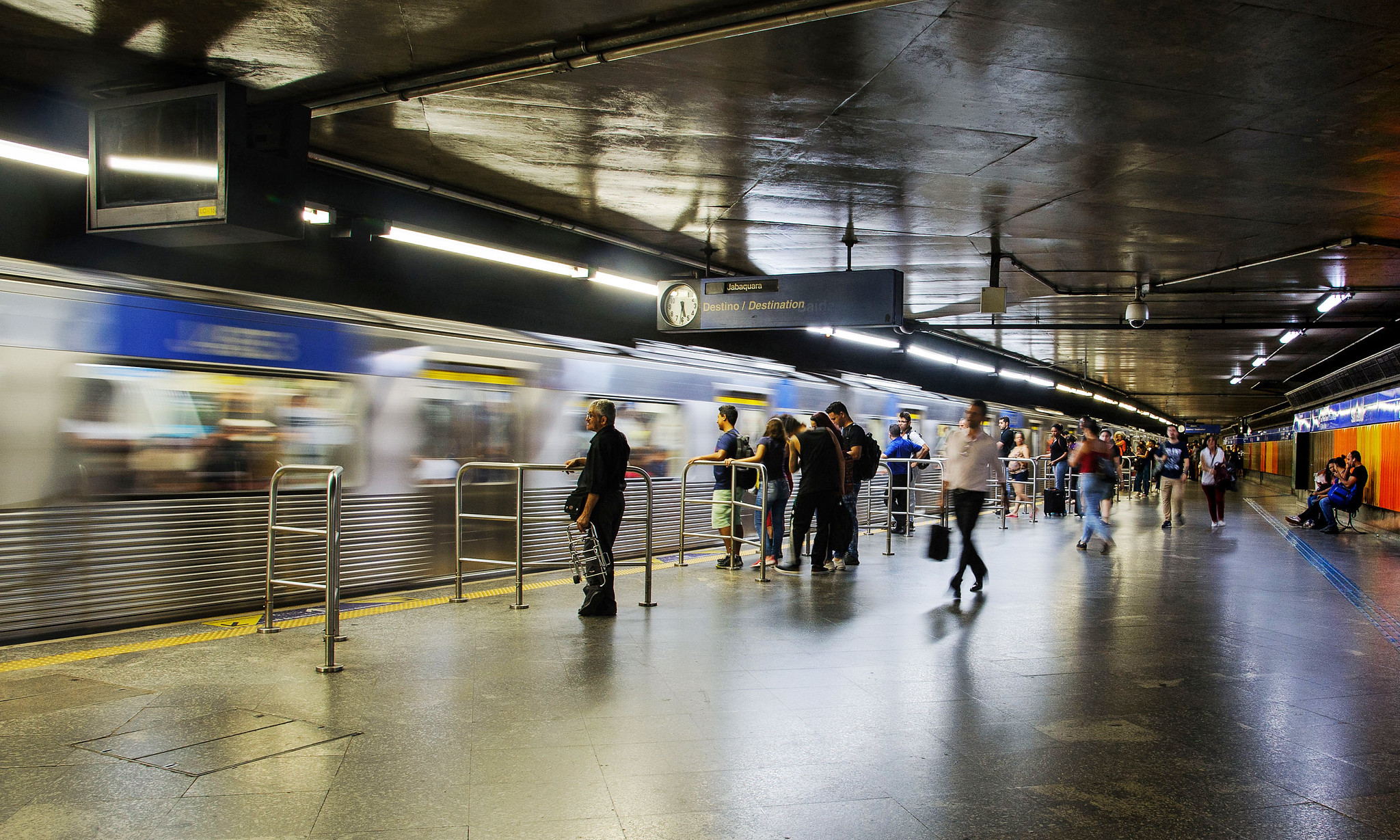 METRÔ DE SÃO PAULO INICIA OPERAÇÃO 24 HORAS AOS SÁBADOS COM ALTA PROCURA