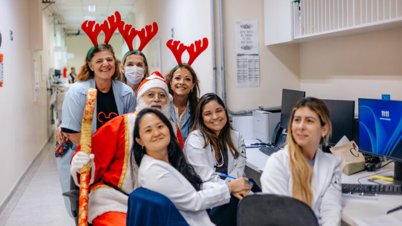 PAPAI NOEL LEVA ALEGRIA E ESPERANÇA A PACIENTES DO HOSPITAL DE CÂNCER DE SÃO BERNARDO