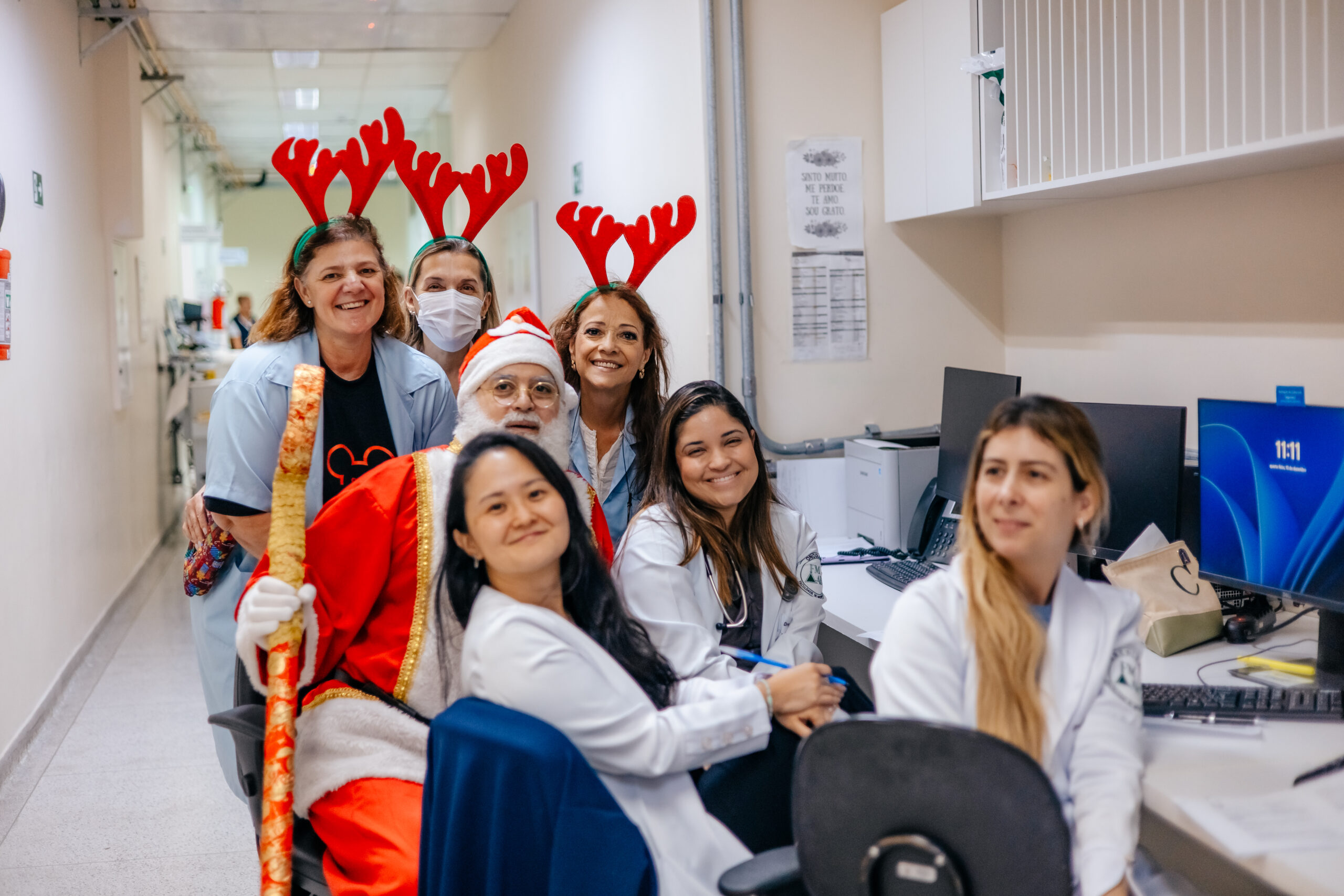 PAPAI NOEL LEVA ALEGRIA E ESPERANÇA A PACIENTES DO HOSPITAL DE CÂNCER DE SÃO BERNARDO
