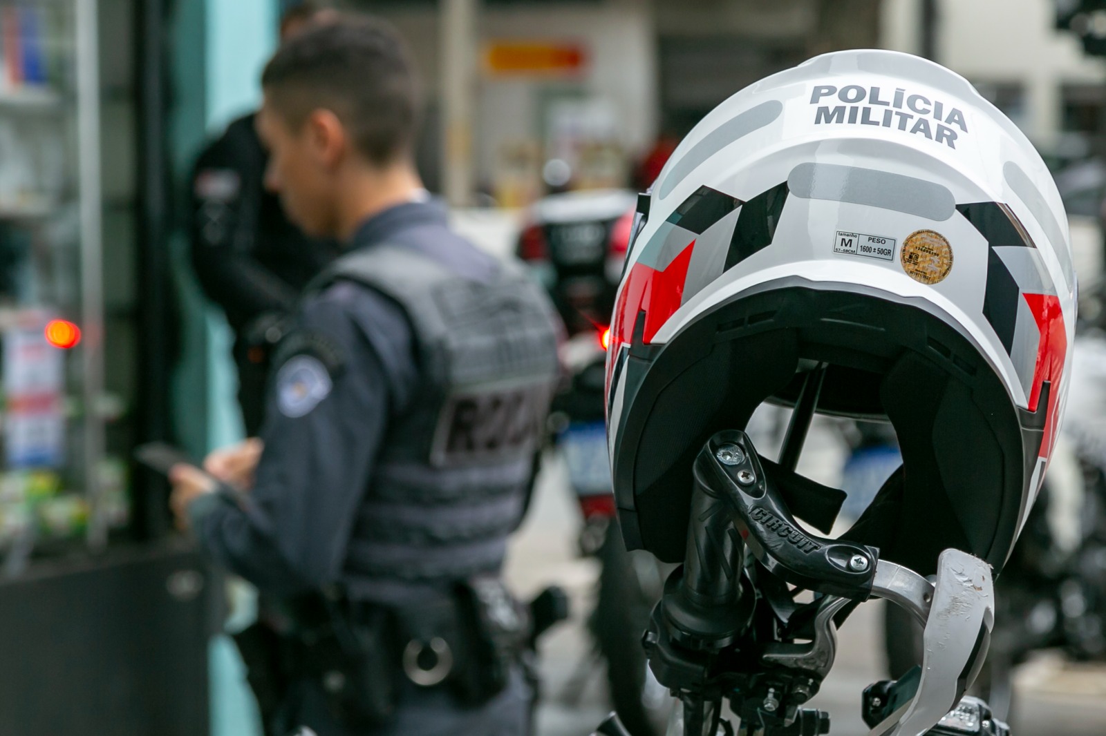 POLÍCIA MILITAR APREENDE 6 QUILOS DE COCAÍNA E DETÉM CINCO PASSAGEIROS NO BRÁS