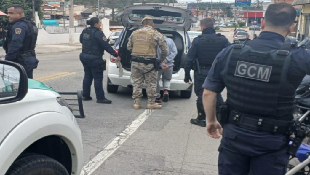 CÂMERAS DO SMART MOGI IDENTIFICAM FORAGIDO DA JUSTIÇA; GCM EFETUA PRISÃO EM CEZAR DE SOUZA