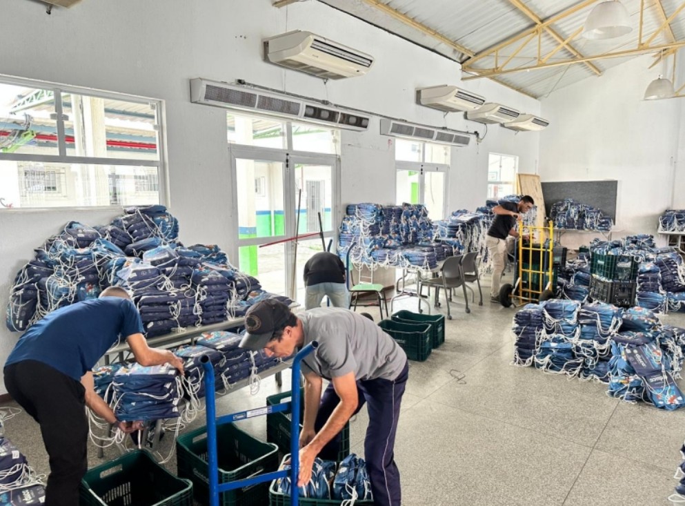 PREFEITURA DE ILHABELA ENTREGA MAIS DE 70 MIL LIVROS ESCOLARES PARA ALUNOS DA REDE MUNICIPAL