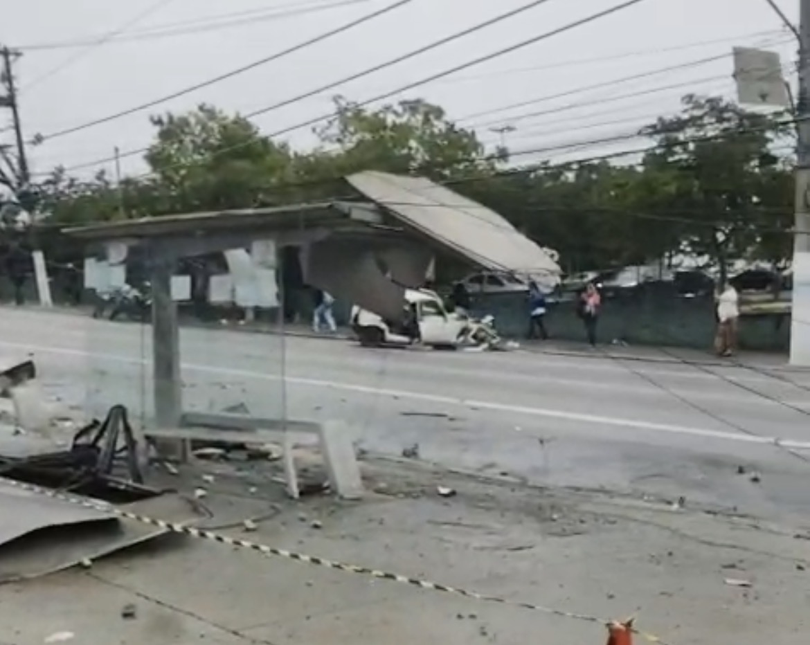 ACIDENTE ENTRE CARRO E ÔNIBUS DEIXA TRÊS FERIDOS NO CAPÃO REDONDO