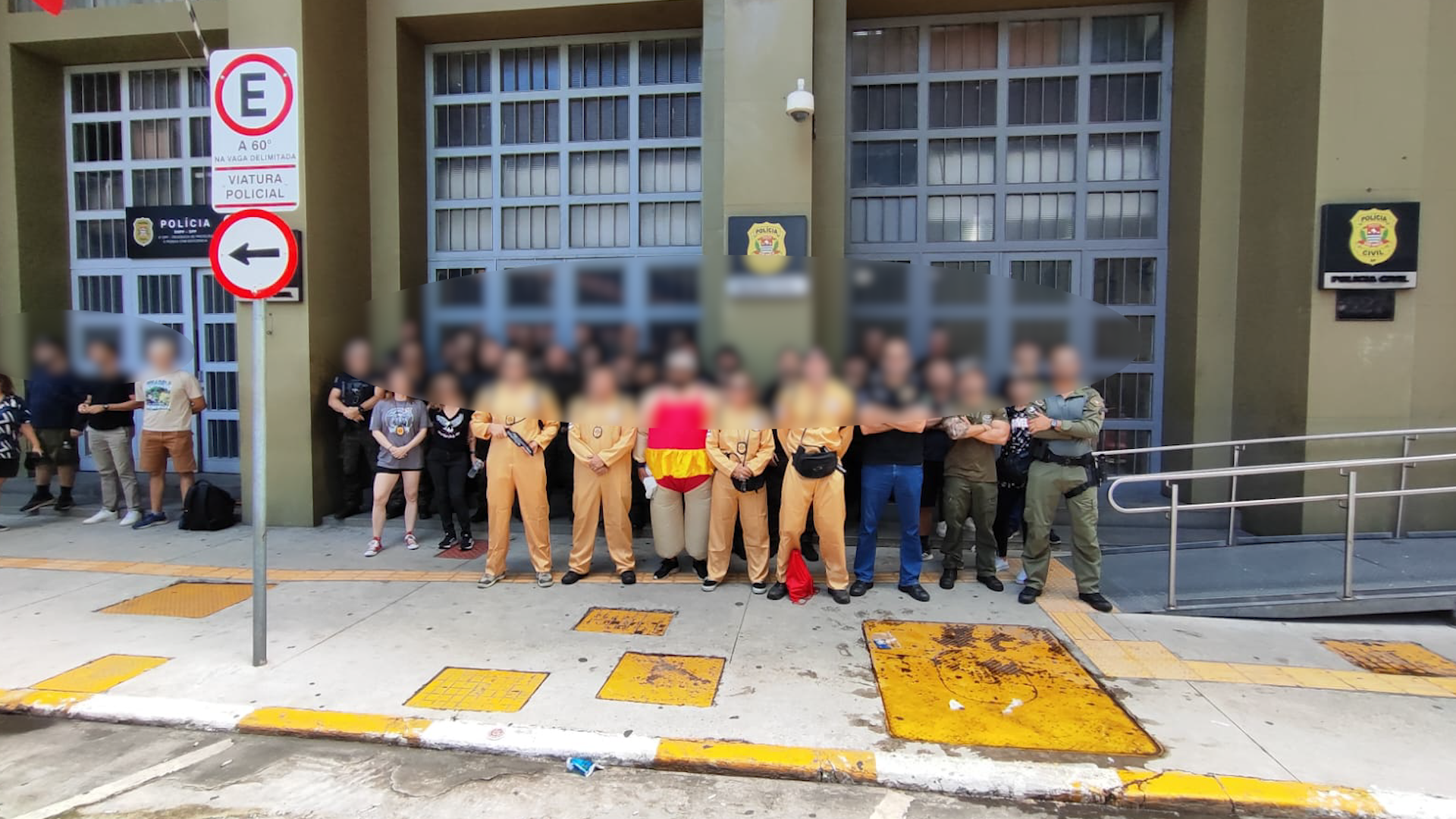 POLICIAIS CIVIS DISFARÇADOS PRENDEM SUSPEITOS DE FURTAR CELULARES EM BLOCO DE CARNAVAL NO CENTRO DE SÃO PAULO