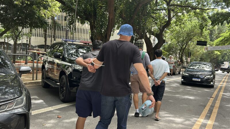 POLICIAIS FANTASIADOS DA TURMA DO CHAVES PRENDEM CINCO SUSPEITOS NO CARNAVAL DE SP