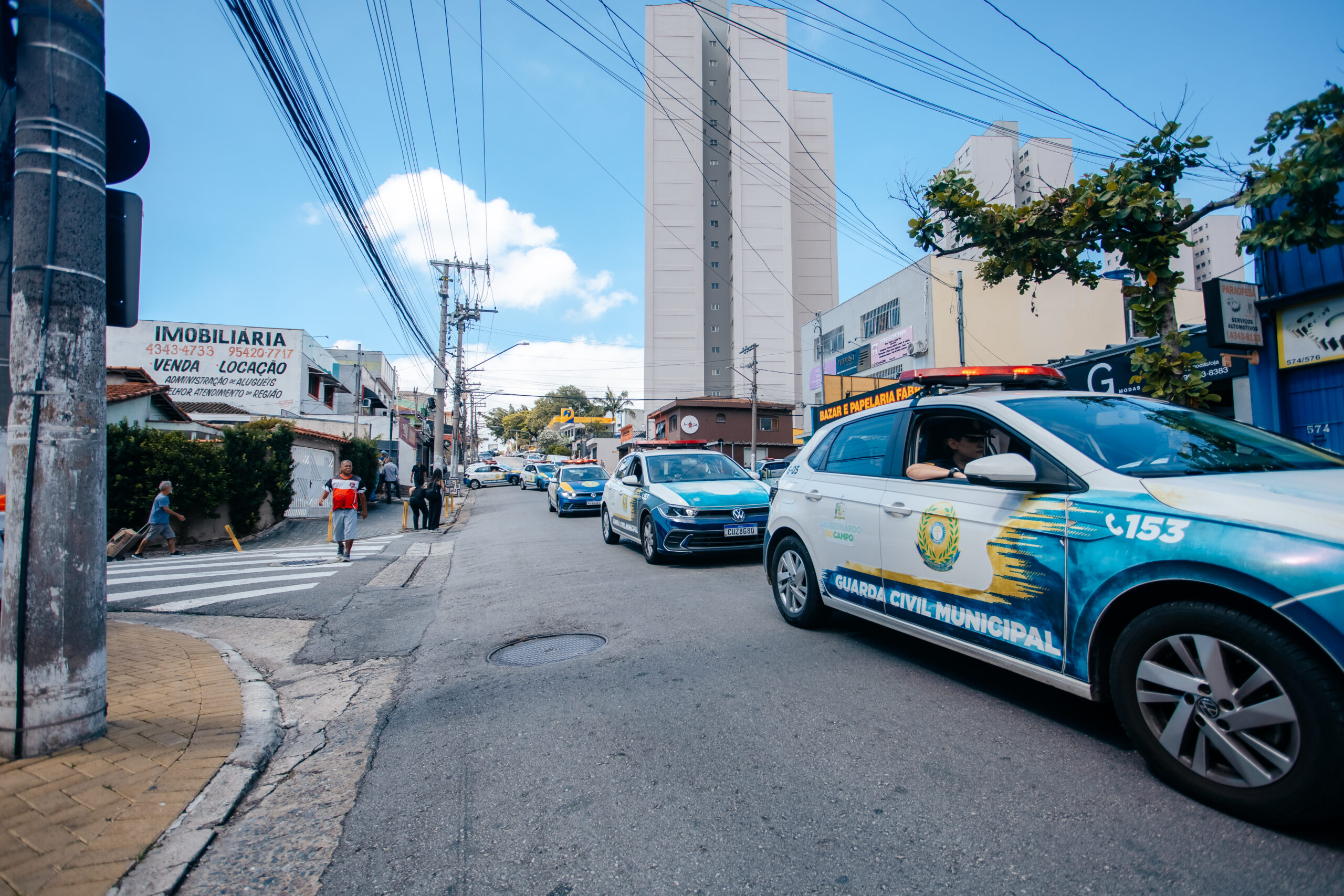 CRIANÇA DE 9 ANOS É RESGATADA PELA GCM EM SITUAÇÃO DE ABANDONO NO BAIRRO BATISTINI