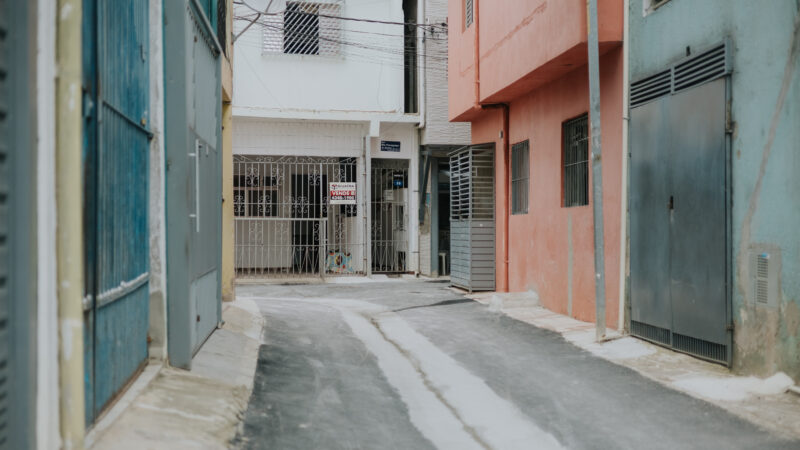 MORADORES DA VILA CHAMINÉ CELEBRAM NOVO ASFALTO COM ALMOÇO COMUNITÁRIO EM SÃO BERNARDO