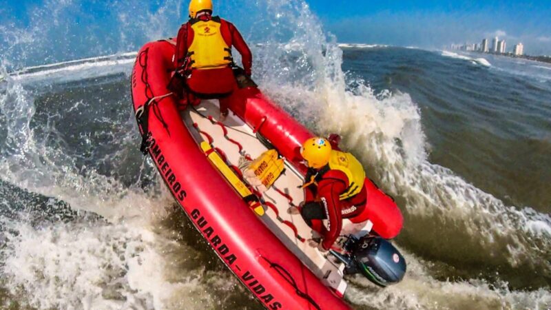 GBMAR RESGATA 56 PESSOAS DE AFOGAMENTO NO LITORAL NORTE DURANTE FIM DE SEMANA DE CARNAVAL