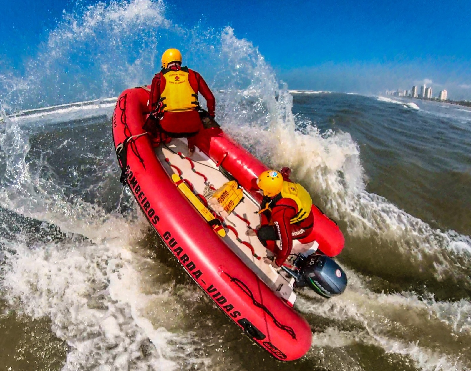 GBMAR RESGATA 56 PESSOAS DE AFOGAMENTO NO LITORAL NORTE DURANTE FIM DE SEMANA DE CARNAVAL
