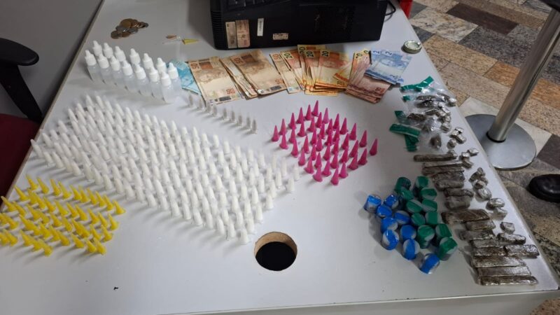 GCM PRENDE HOMEM EM FLAGRANTE POR TRÁFICO DE DROGAS PRÓXIMO A ESCOLA NO JARDIM SILVINA