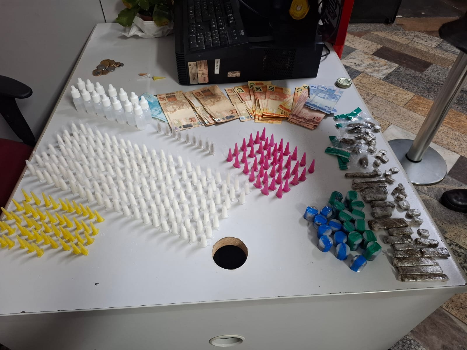 GCM PRENDE HOMEM EM FLAGRANTE POR TRÁFICO DE DROGAS PRÓXIMO A ESCOLA NO JARDIM SILVINA