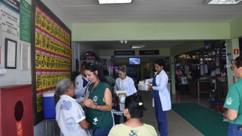 ILHABELA VACINA MAIS DE 1,1 MIL PESSOAS CONTRA GRIPE EM DIA D DE IMUNIZAÇÃO