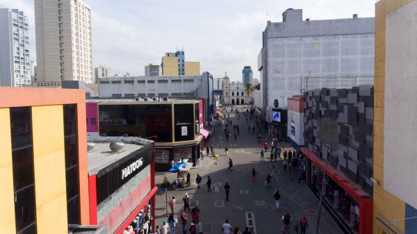 AÇÃO DE INCENTIVO À LEITURA OCUPA CALÇADÃO DO CENTRO DE GUARULHOS