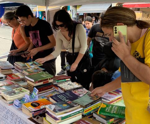 AÇÃO LEVA LIVROS ÀS RUAS E DISTRIBUI MAIS DE 300 EXEMPLARES NO CENTRO DE GUARULHOS