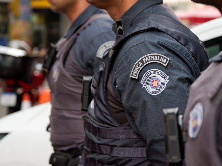 PM ESTOURA FÁBRICA CLANDESTINA DE PLACAS E APREENDE DROGAS E R$ 131 MIL NA ZONA SUL DE SP