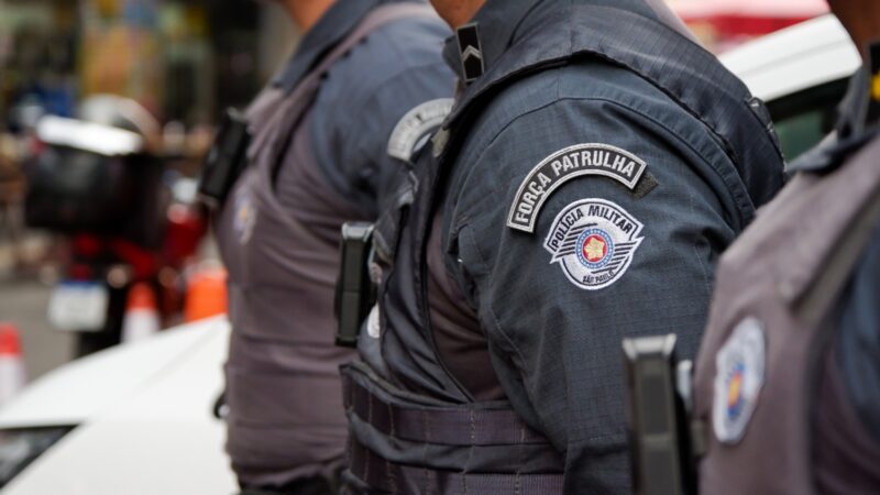 PM ESTOURA FÁBRICA CLANDESTINA DE PLACAS E APREENDE DROGAS E R$ 131 MIL NA ZONA SUL DE SP