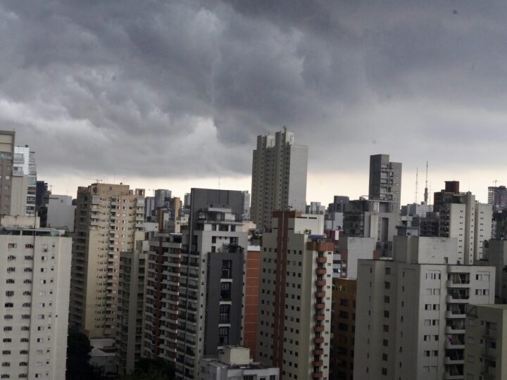 FRENTE FRIA TRAZ CHUVA E INSTABILIDADE PARA SÃO PAULO NESTA TERÇA-FEIRA