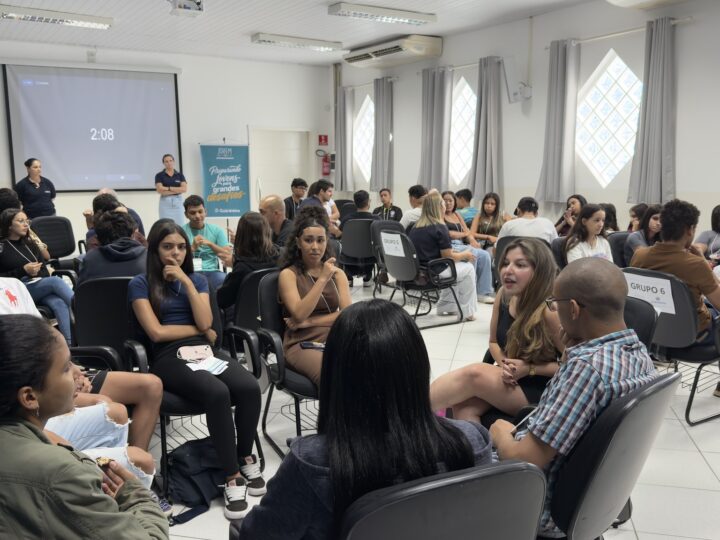 JOVENS RECEBEM CERTIFICADOS APÓS CONCLUSÃO DO PROGRAMA “JOVEM EM FOCO” EM GUARAREMA