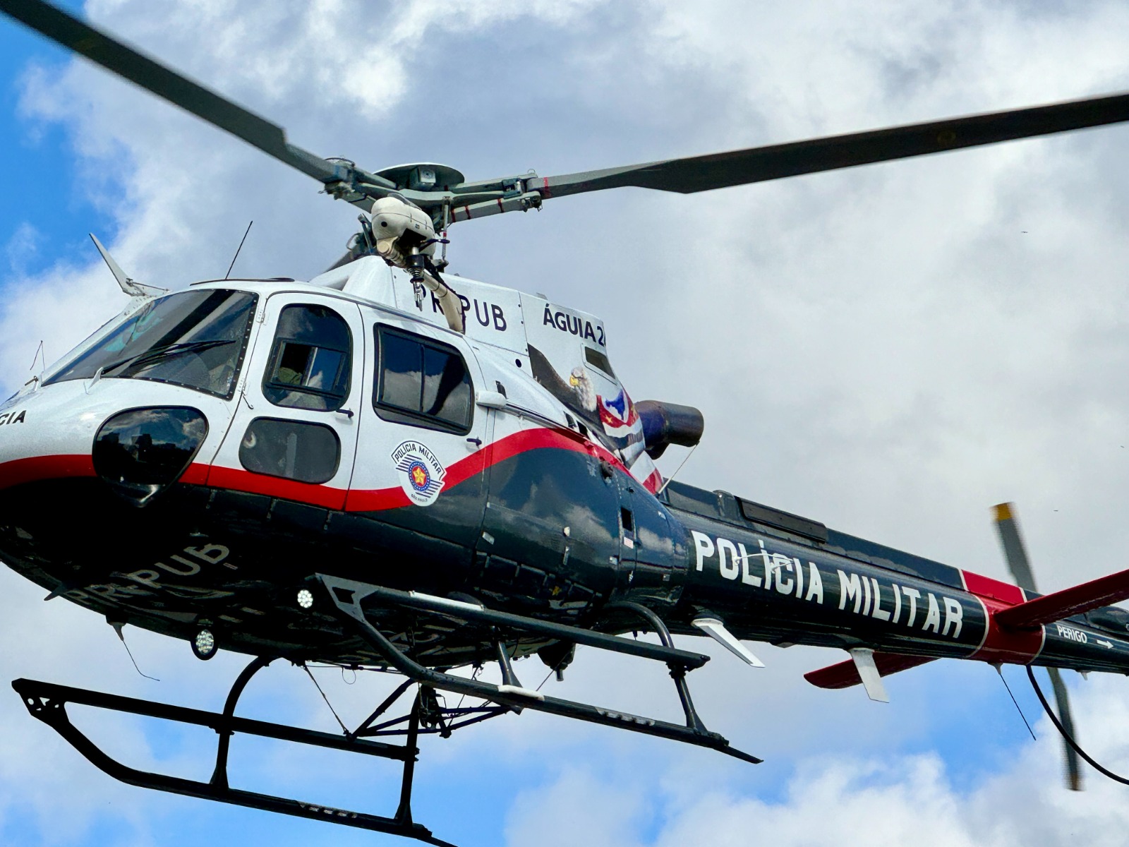 HELICÓPTERO DA PM RESGATA TRILHEIROS EM ÁREA DE DIFÍCIL ACESSO EM PARANAPIACABA