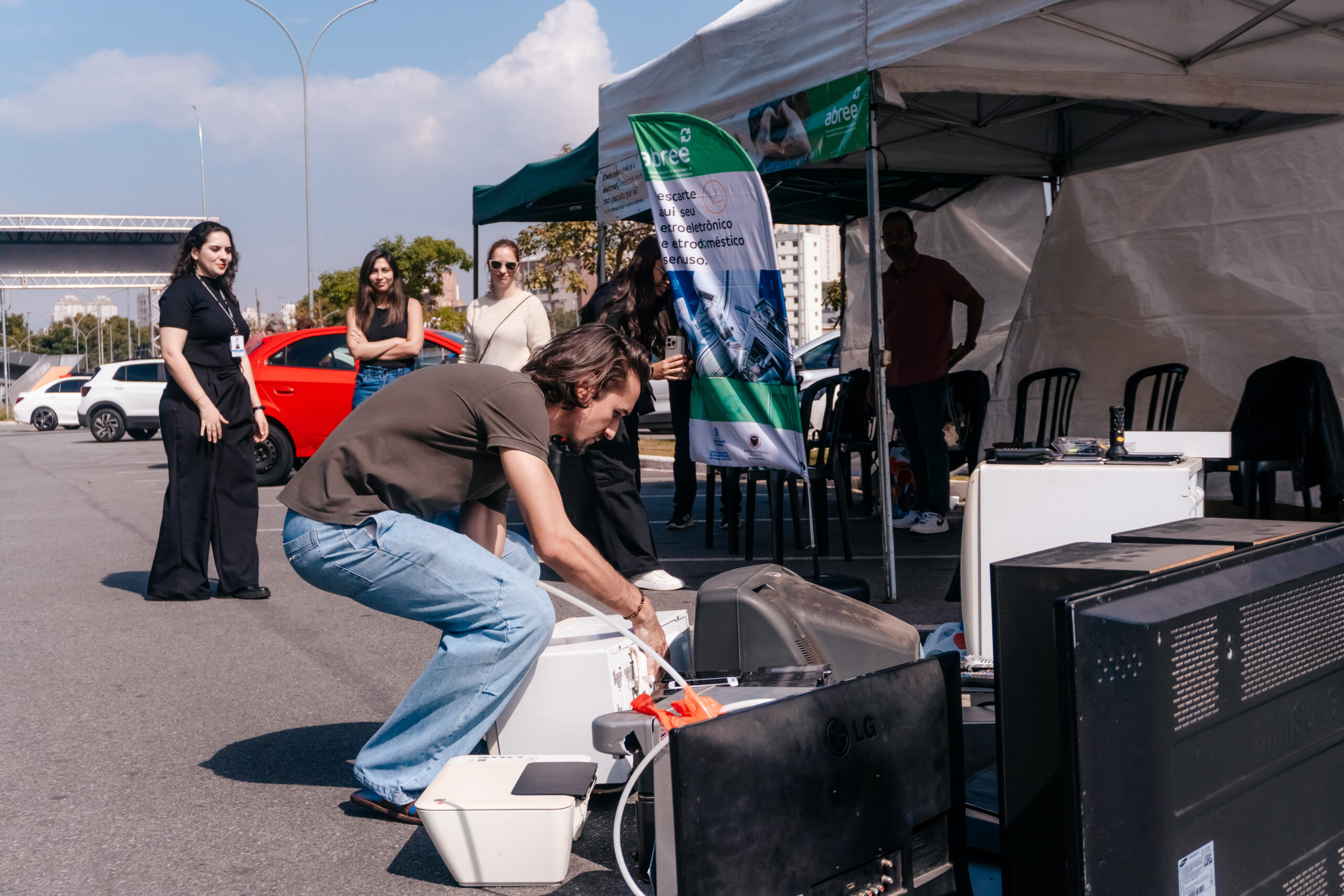 SÃO BERNARDO REALIZA DRIVE-THRU PARA DESCARTE DE ELETRÔNICOS E ELETRODOMÉSTICOS