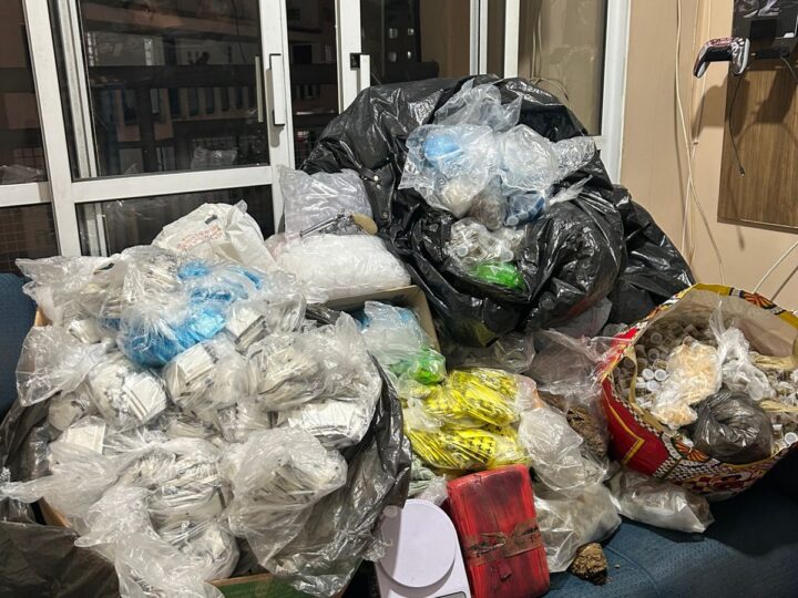 PM APREENDE MAIS DE 38 MIL PORÇÕES DE DROGAS EM APARTAMENTO DE CARAPICUÍBA