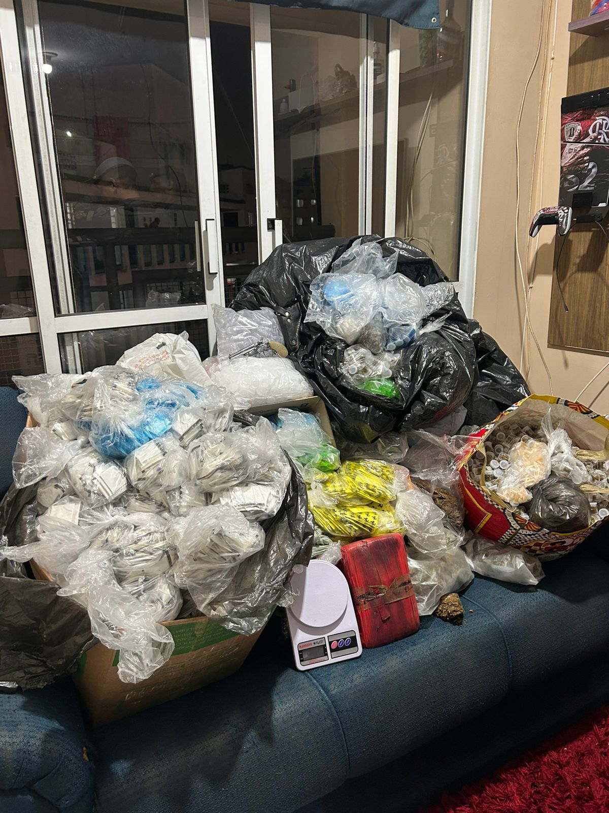 PM APREENDE MAIS DE 38 MIL PORÇÕES DE DROGAS EM APARTAMENTO DE CARAPICUÍBA