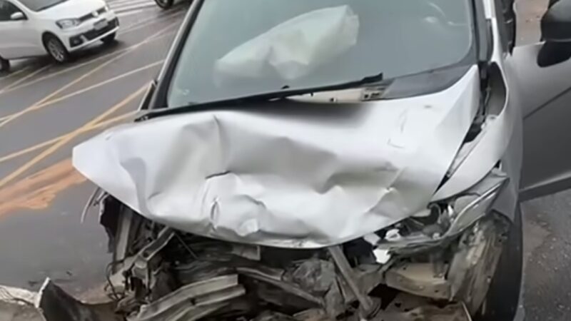 ACIDENTE NO PAÇO MUNICIPAL DE SÃO BERNARDO DEIXA DOIS CARROS DESTRUÍDOS