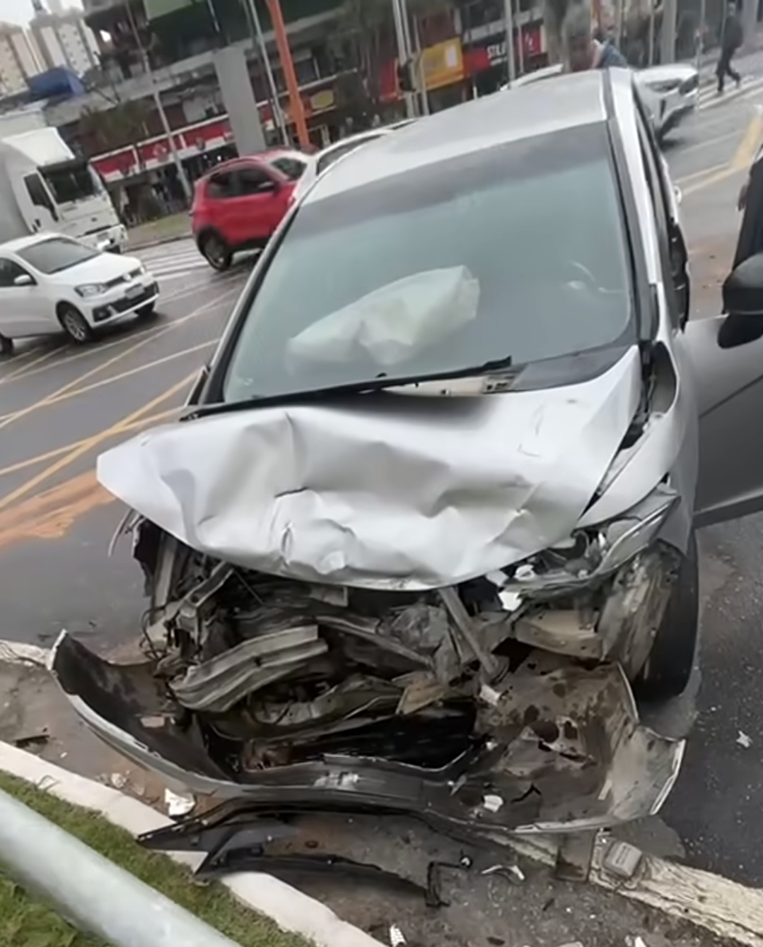 ACIDENTE NO PAÇO MUNICIPAL DE SÃO BERNARDO DEIXA DOIS CARROS DESTRUÍDOS