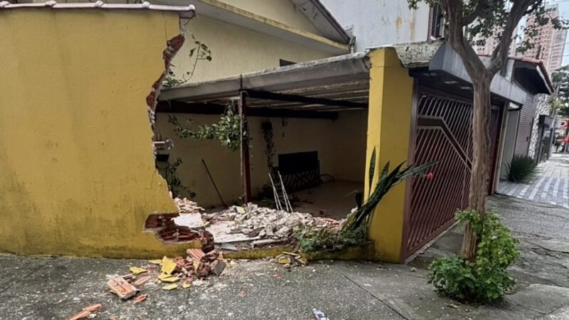 UTILITÁRIO PERDE FREIO, BATE E DESTRÓI MURO DE RESIDÊNCIA NO NOVA PETRÓPOLIS