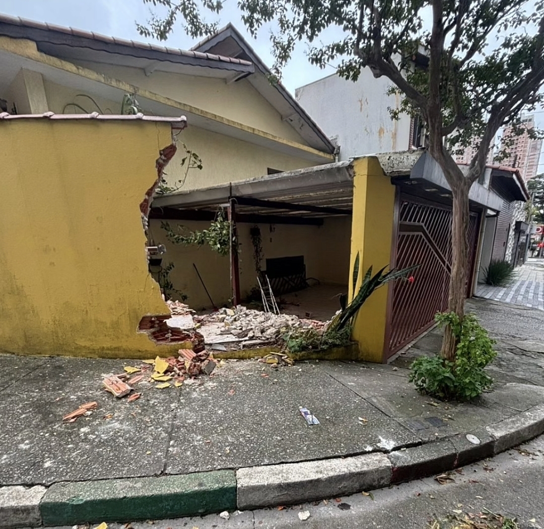 UTILITÁRIO PERDE FREIO, BATE E DESTRÓI MURO DE RESIDÊNCIA NO NOVA PETRÓPOLIS
