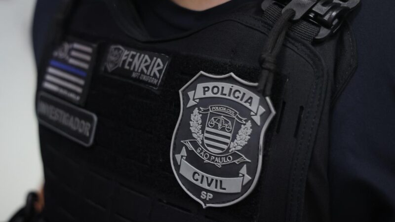 TRÊS HOMENS SÃO PRESOS EM “CASA BOMBA” COM 4 MIL PORÇÕES DE DROGAS EM SÃO VICENTE