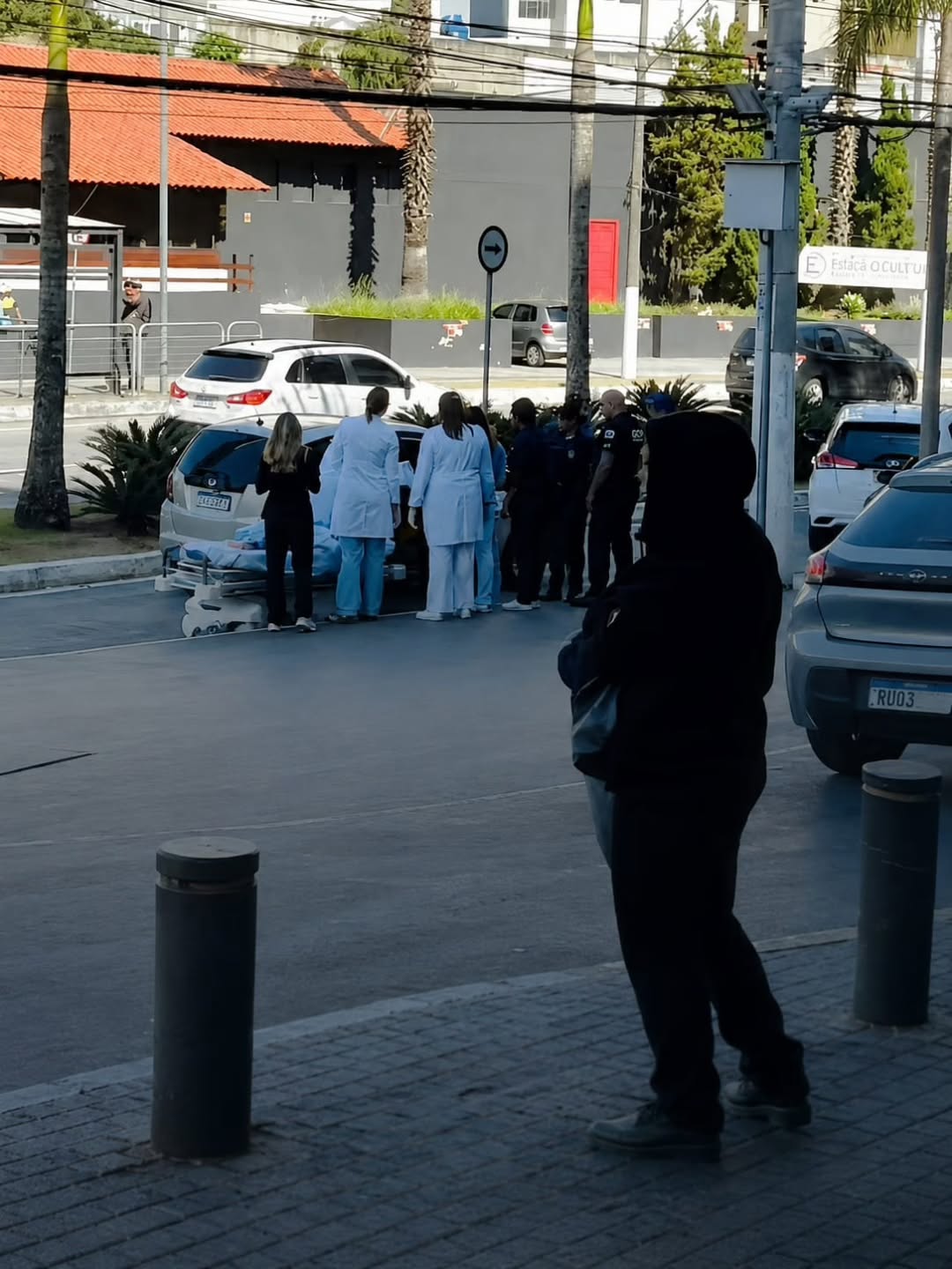 GCM AUXILIA PARTO DE EMERGÊNCIA DENTRO DE CARRO EM FRENTE AO HOSPITAL DE URGÊNCIA DE SÃO BERNARDO