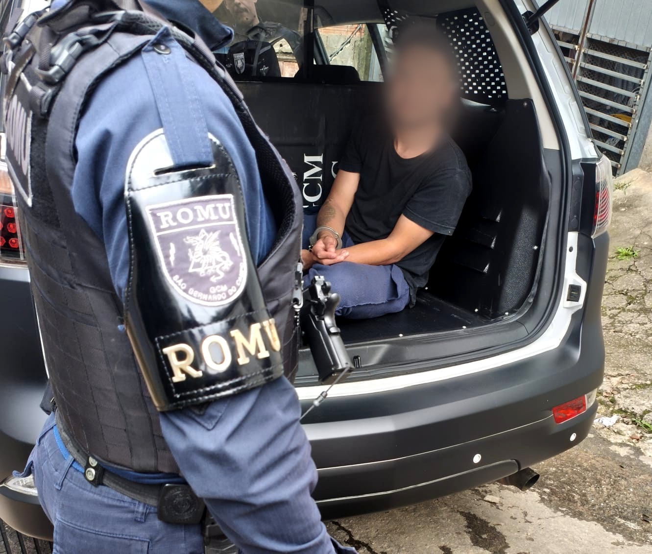 ROMU PRENDE PROCURADO POR VIOLÊNCIA DOMÉSTICA DURANTE AÇÃO CONJUNTA COM A GUARDIÃ MARIA DA PENHA EM SÃO BERNARDO