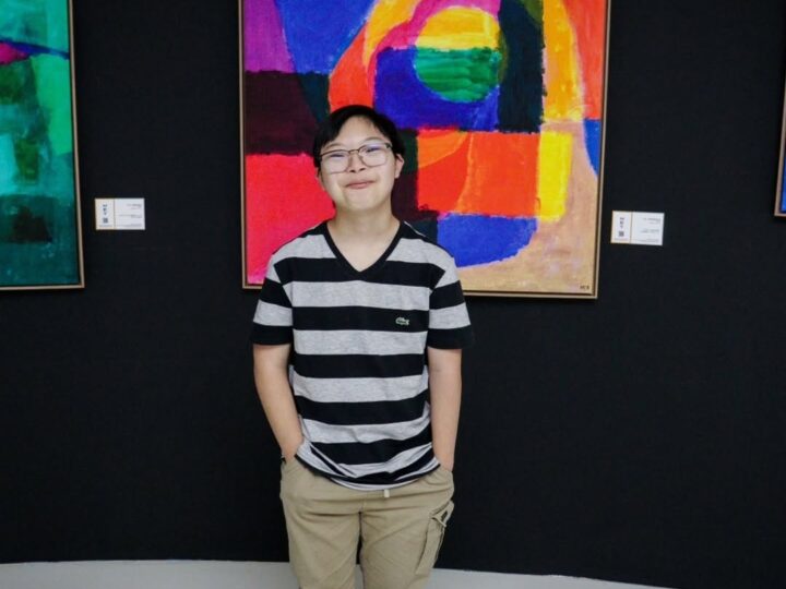AOS 14 ANOS, JOVEM ARTISTA DO JARDIM CALUX EXPÕE OBRAS EM MUSEU DE SP