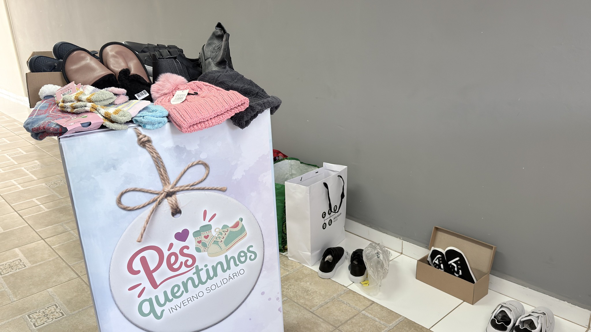 CAMPANHA “PÉS QUENTINHOS” ARRECADA MEIAS E CALÇADOS PARA FAMÍLIAS EM VULNERABILIDADE EM GUARAREMA