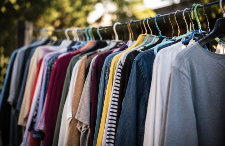 VARAL SOLIDÁRIO GARANTE DISTRIBUIÇÃO GRATUITA DE ROUPAS À POPULAÇÃO